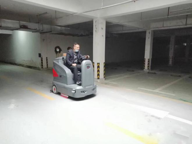 长沙小区物业保洁不用人力改用驾驶式洗地机了
